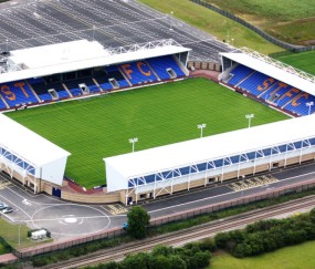 庐州金雕队对阵雪域雷霆队，橄榄球半决赛火力全开，门将神扑救主——豪门底蕴再次显现-九游体育APP下载