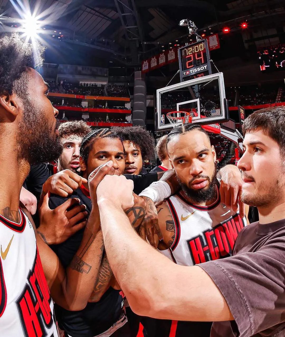 齐鲁雄鲨队险胜海滨山猫队，乒乓球锦标赛上演关键失误成转折！韧性比赛的样板的简单介绍